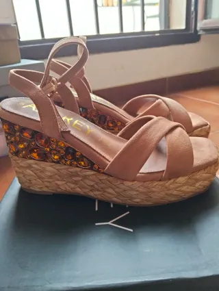 Sandalias Azarey Beige Plataforma