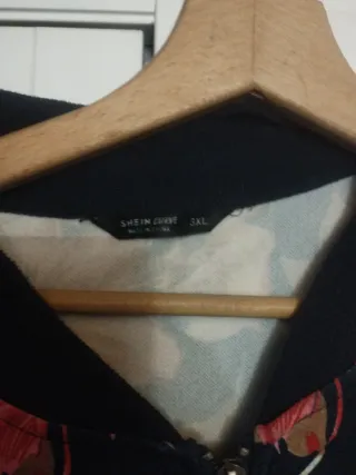 Chaquetilla floral negra y multicolor