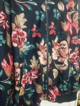 Chaquetilla floral negra y multicolor