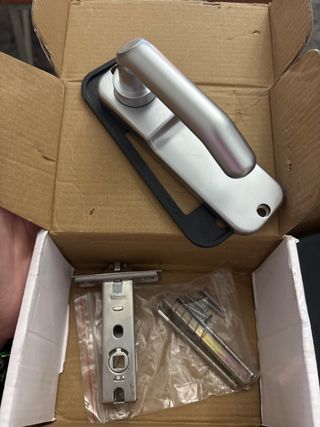 Manilla de puerta con cerradura