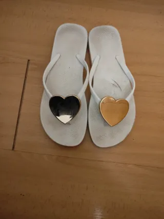 Chanclas Blancas Corazón Dorado Talla 40
