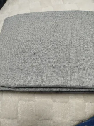 Cortina opaca gris con ojales