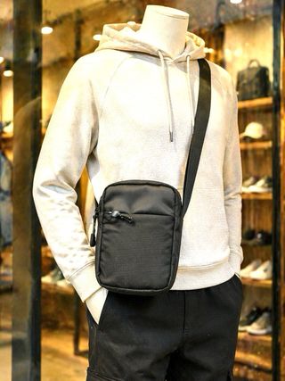 Bandolera compacta en color negro, perfecta para e