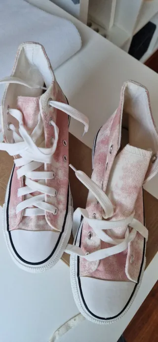 Playeras tipo Converse rosas y blancas