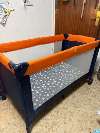 Cuna de viaje plegable azul y naranja