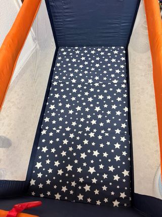 Cuna de viaje plegable azul y naranja