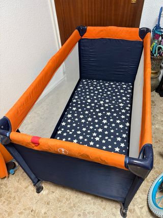Cuna de viaje plegable azul y naranja