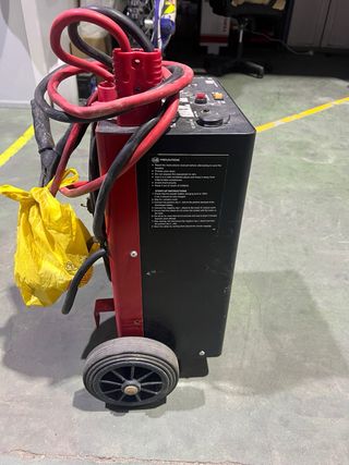 Arrancador y Cargador Ferve F-2124 12/24v.