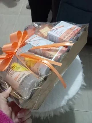 Lote de cuidado facial,y perfume ANOUK