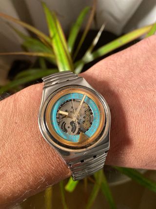 Swatch vintage con esfera abierta estilo skeleton