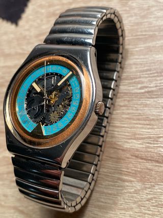 Swatch vintage con esfera abierta estilo skeleton