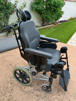 Silla de ruedas articulada