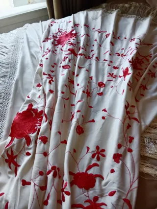 Mantón Manila Grande Bordado Rojo Blanco
