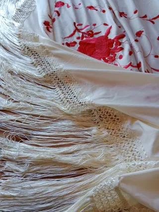 Mantón Manila Grande Bordado Rojo Blanco