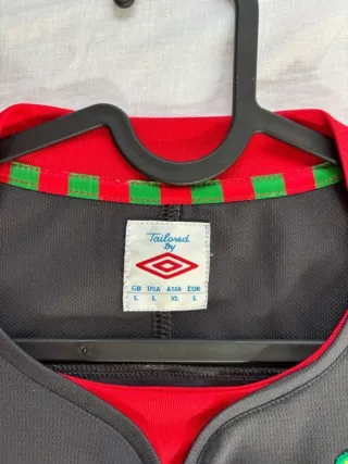 Camiseta Umbro Gales Negra y Roja