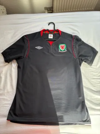 Camiseta Umbro Gales Negra y Roja