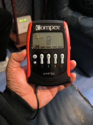 Compex Energy Electroestimulador en su caja.