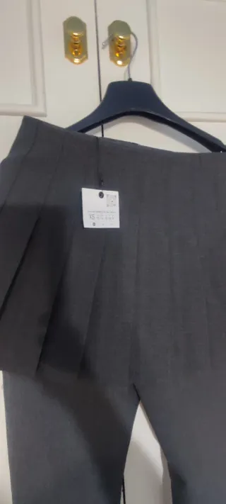 Pantalón con falda plisada  mini