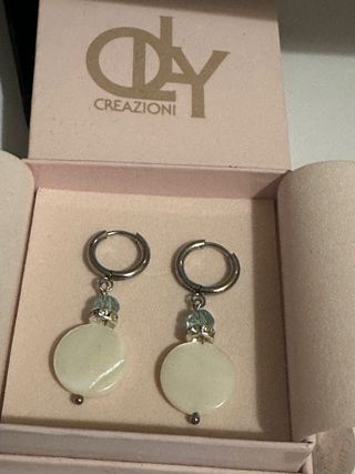 Orecchini madreperla, cristalli e acciaio