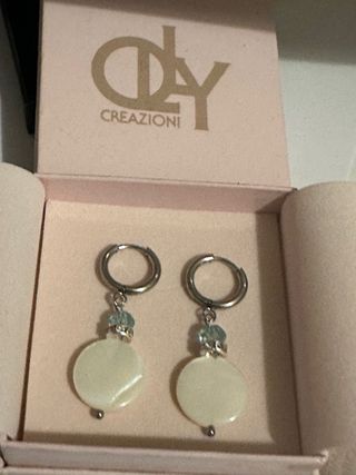Orecchini madreperla, cristalli e acciaio