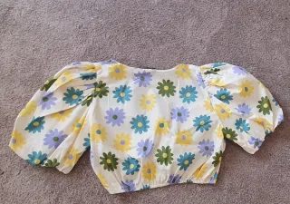 Top corto floral Zara mangas abullonadas