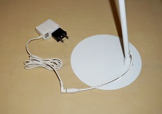 Lámpara LED de escritorio con tres niveles de luz.