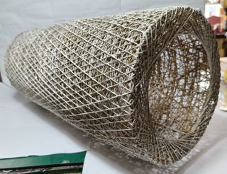 Lámpara de mesa tejida beige y marrón