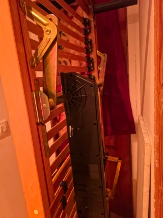 Cama eléctrica de madera y metal