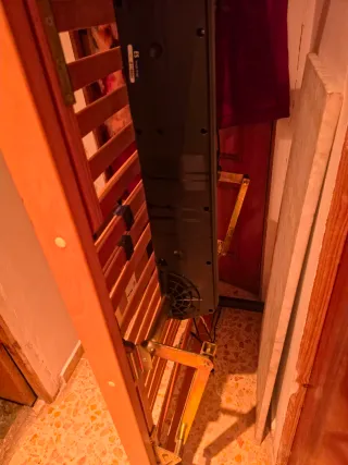 Cama eléctrica de madera y metal