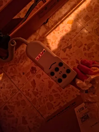 Cama eléctrica de madera y metal