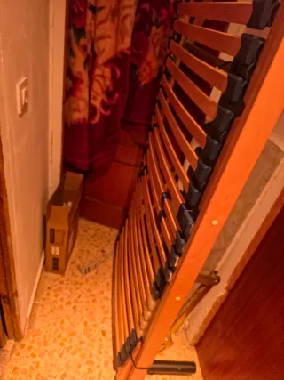 Cama eléctrica de madera y metal