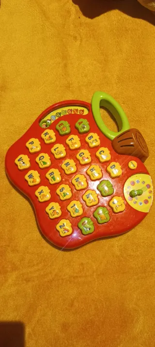 Juguete interactivo de manzana con letras
