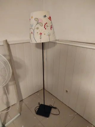 Lámpara de pie con pantalla floral