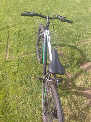 Bicicleta de montaña negra y verde