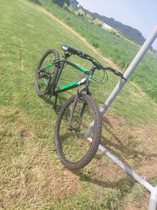 Bicicleta de montaña negra y verde