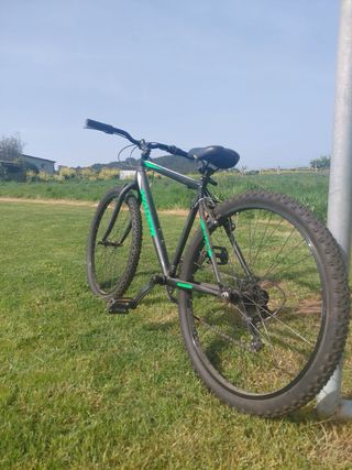 Bicicleta de montaña negra y verde