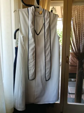 Vestido blanco Cortefiel ribete azul.