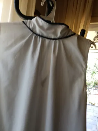 Vestido blanco Cortefiel ribete azul.