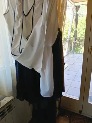 Vestido blanco Cortefiel ribete azul.