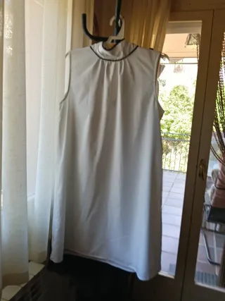 Vestido blanco Cortefiel ribete azul.
