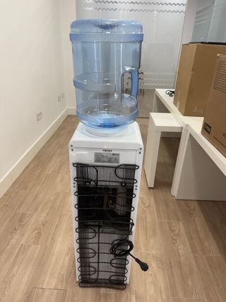 Fuente/maquina de agua con nevera