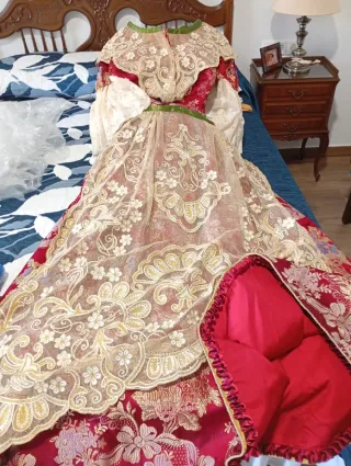 Traje de Fallera con bordados dorados
