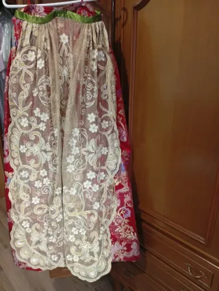 Traje de Fallera con bordados dorados