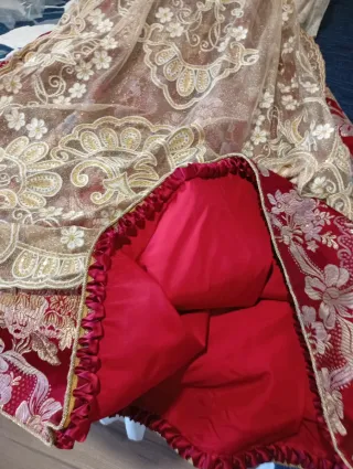 Traje de Fallera con bordados dorados