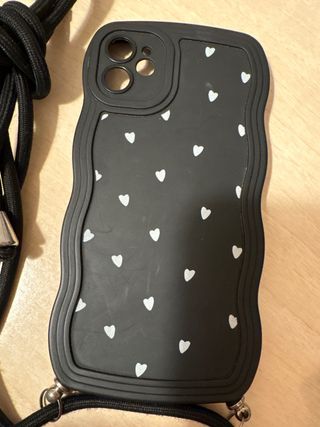 Funda iPhone 11 con cordón y corazones