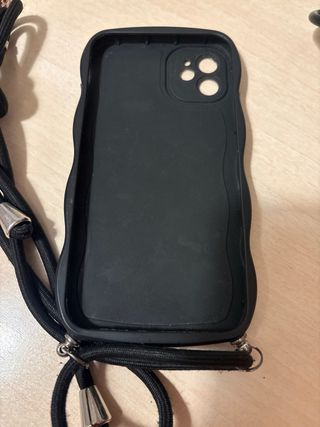 Funda iPhone 11 con cordón y corazones