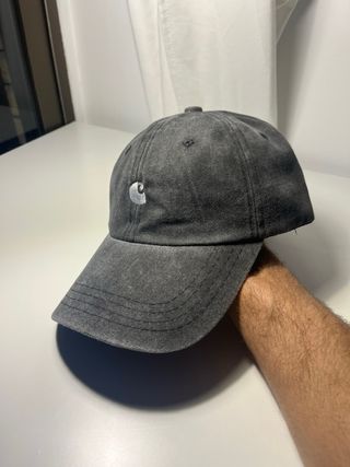 Gorra negra efecto desgastado