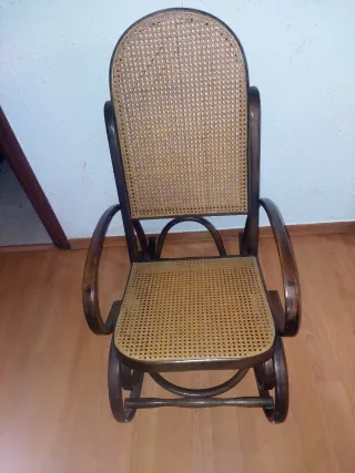 Mecedora antigua de madera y ratán