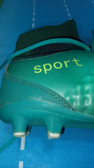 Botas de fútbol verdes para césped