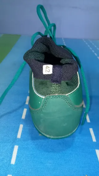 Botas de fútbol verdes para césped